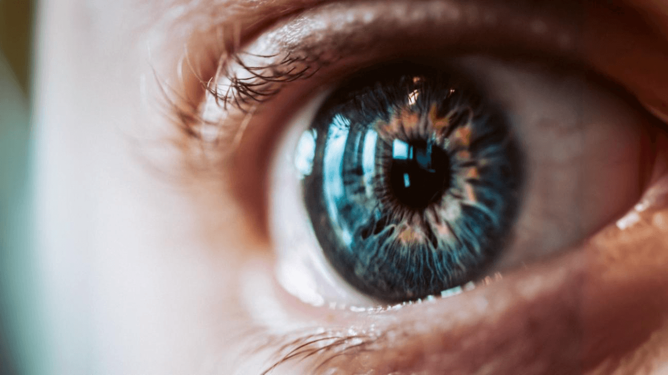 Närbild av ett blått öga – omega-3 är bra för att bibehålla normal synfunktion tack vare DHA.