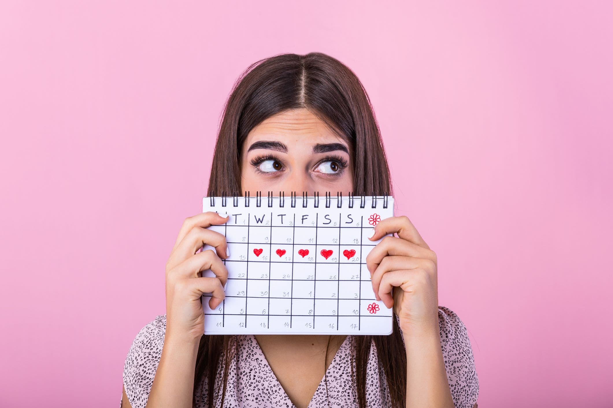 Kvinde med menstruationskalender