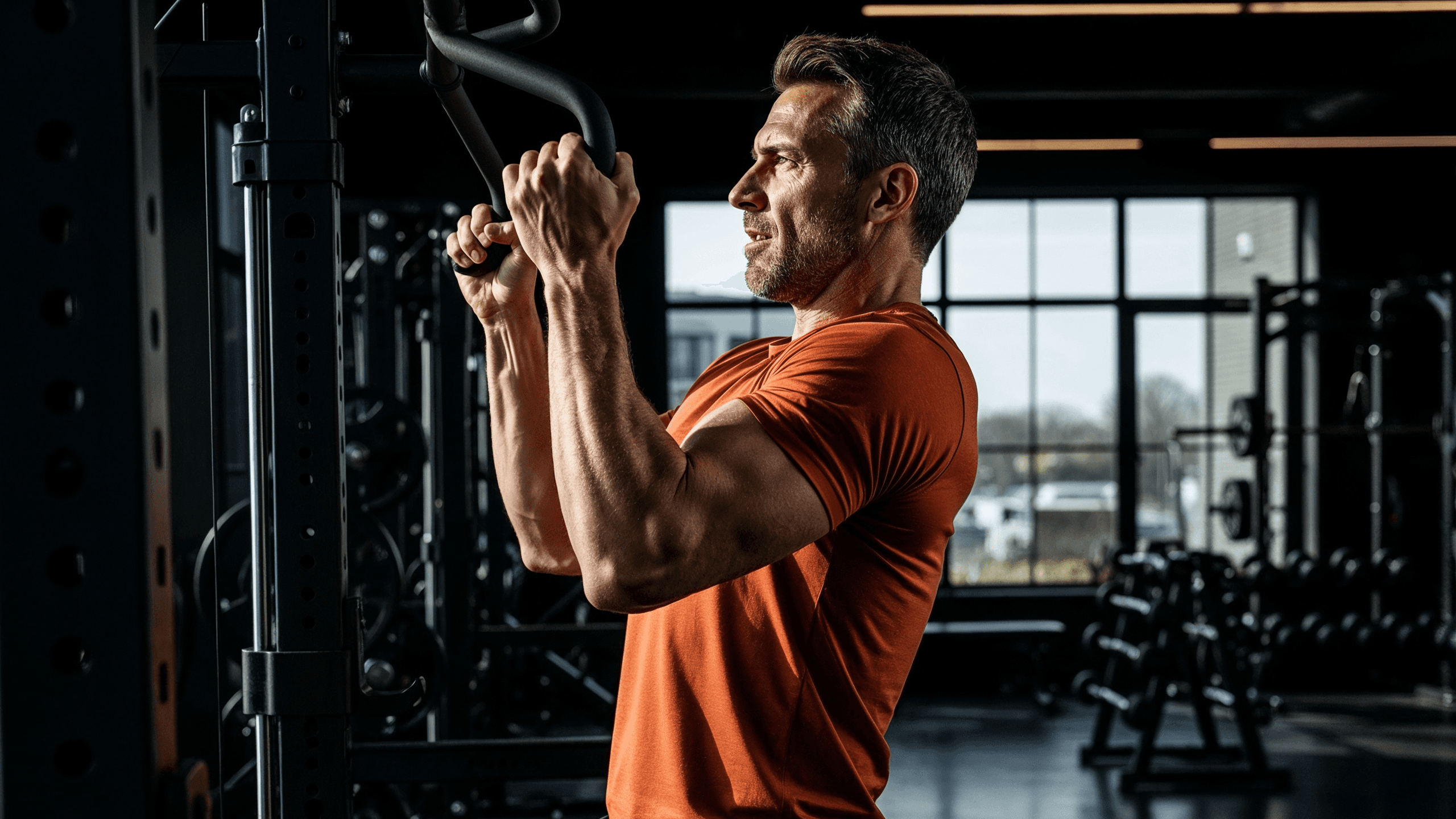 Man som tränar styrka på gymmet – vad är testosteron och hur hänger det ihop med träning?