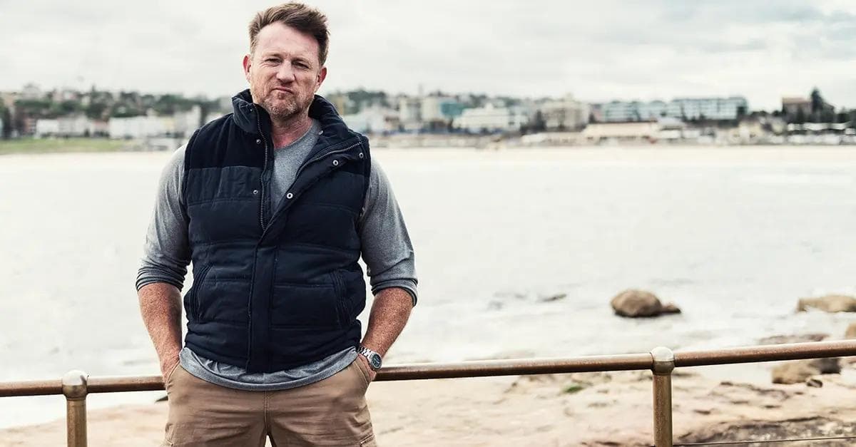 Mand i overgangsalderen, som står standhaftigt udenfor i blæsevejr