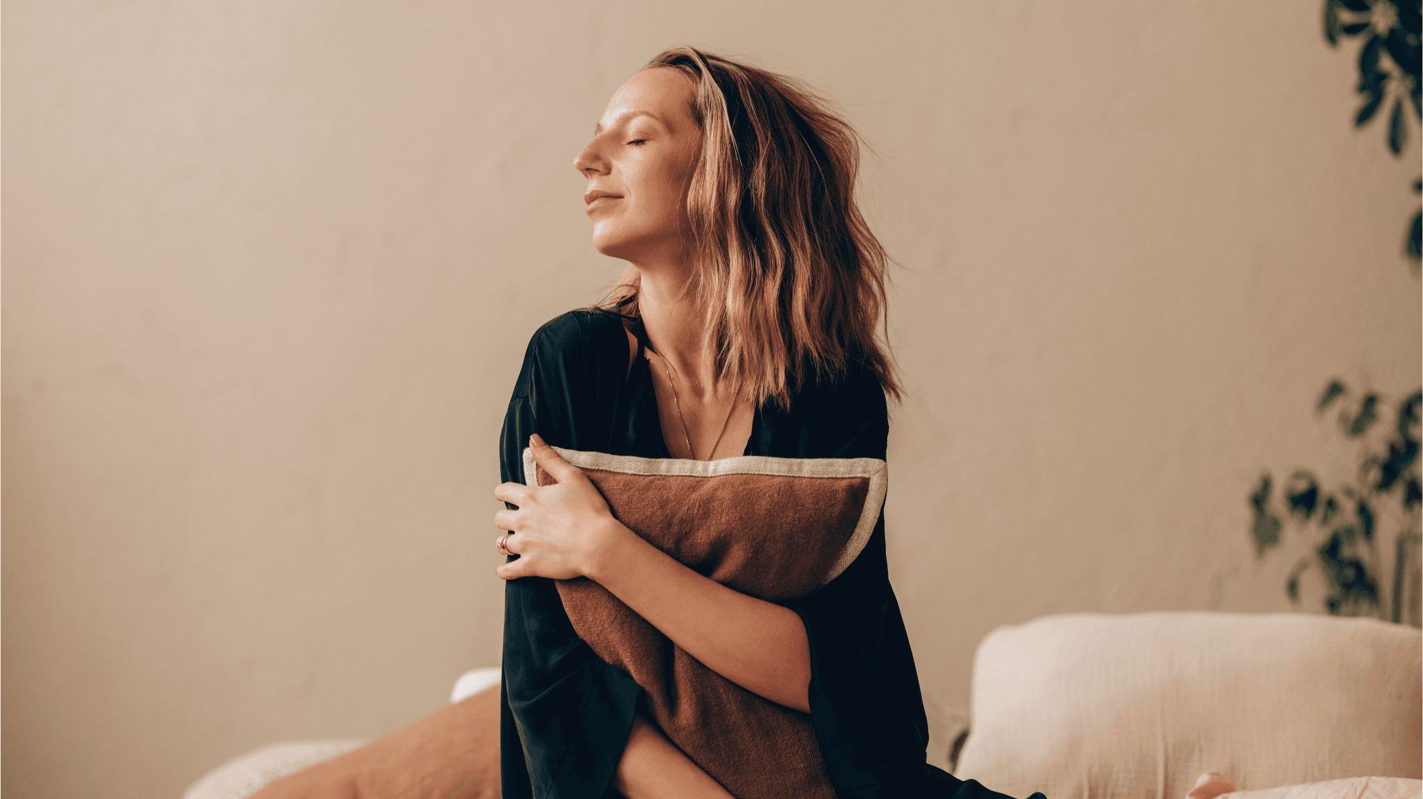 Kvinne klemmer en pute