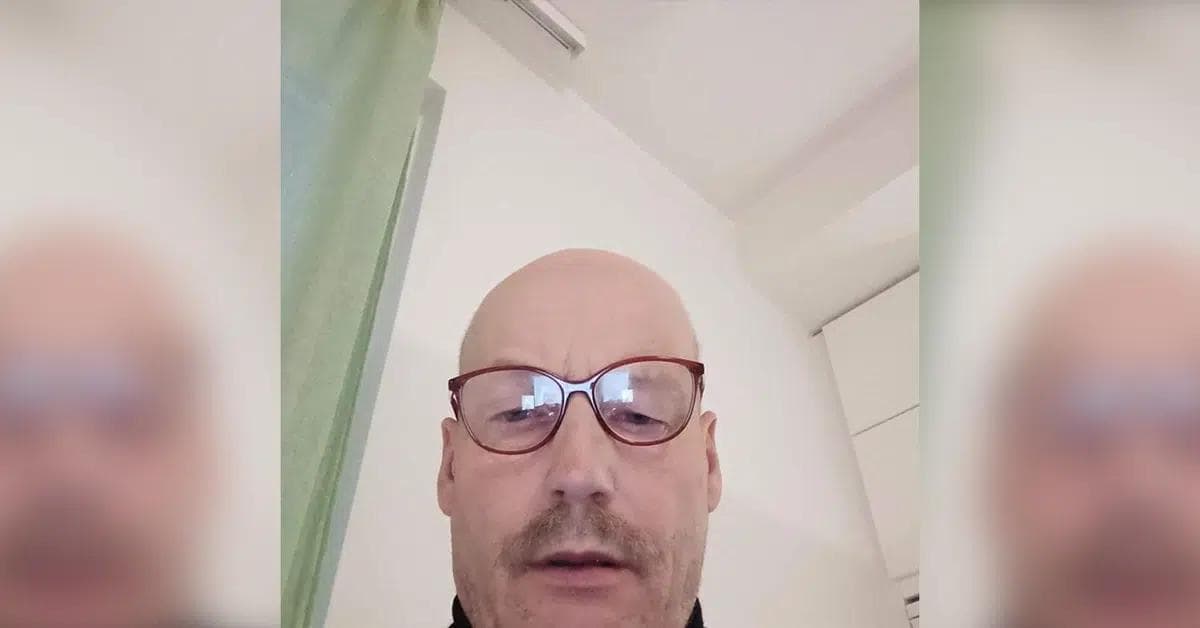 Selfie af Arne, en midaldrende mand med overskæg og briller
