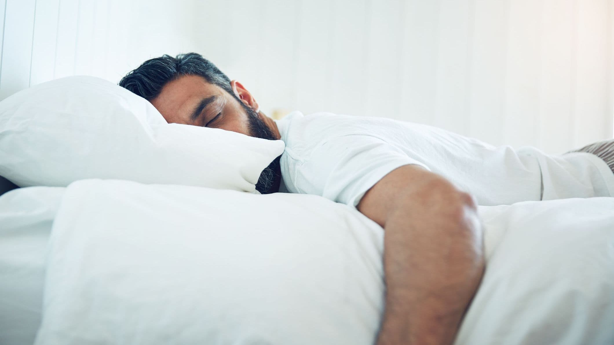 Man som sover djupt – exempel på sambandet mellan sömn och magnesium, där magnesiumglycinat bidrar till lugn och balans