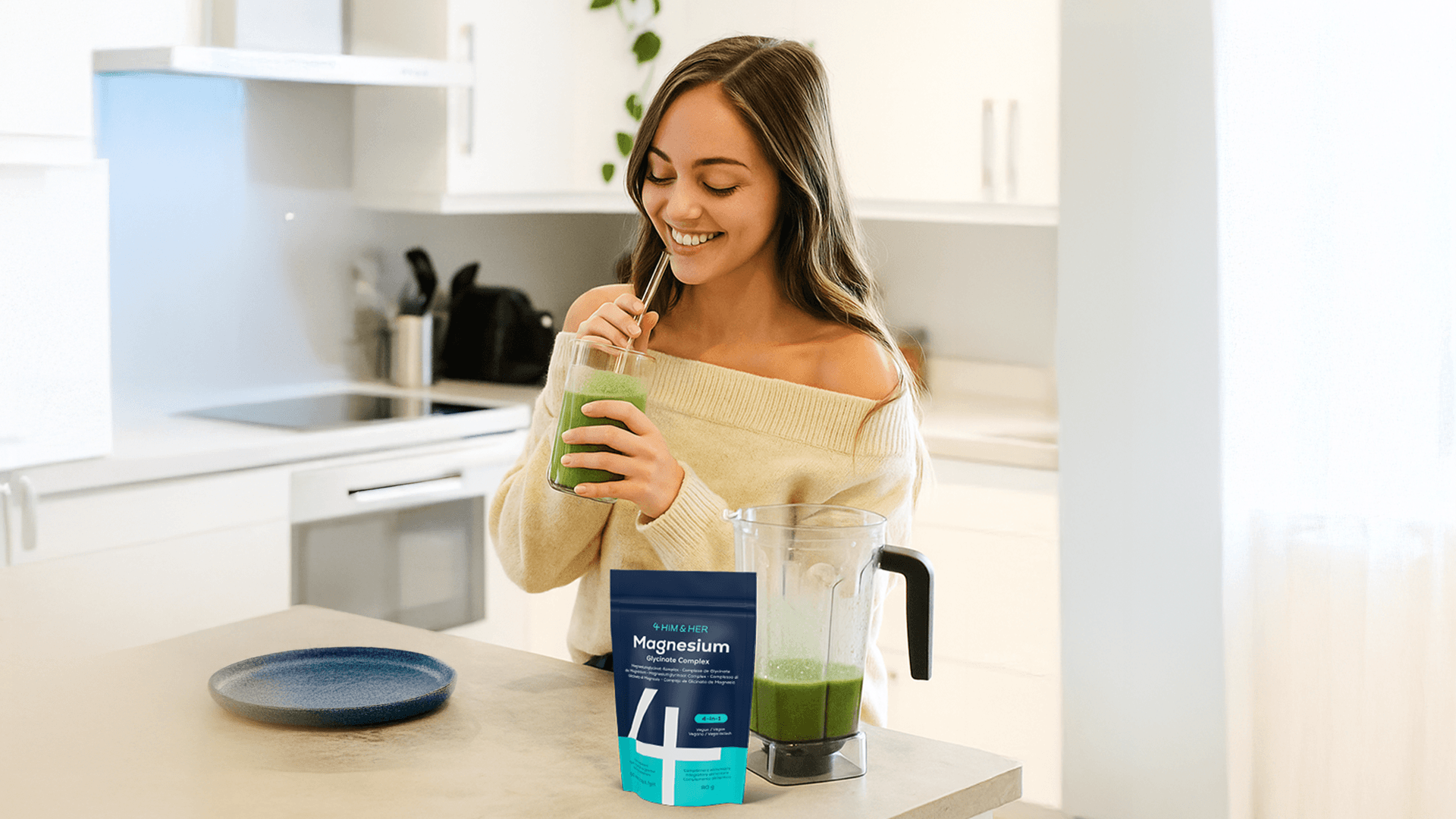 Kvinna som mixat en grön shake – illustration av magnesium bra för kroppen och exempel på magnesium mat i vardagen