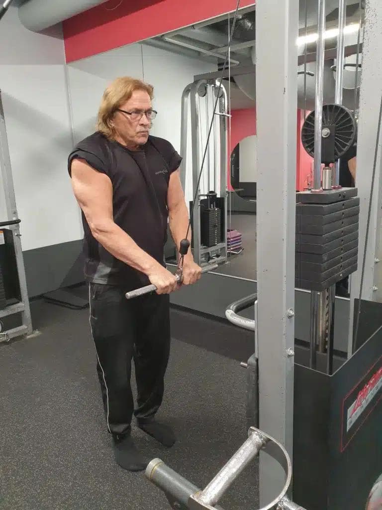 Pekka harjoittelemassa kuntosalilla