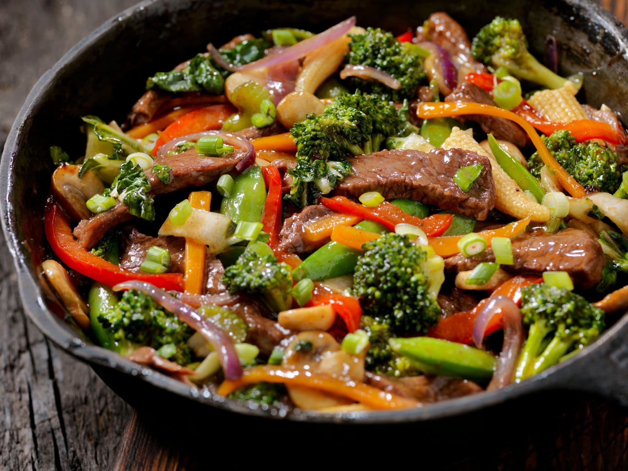 Wokstegt oksekød og broccoli, et godt eksempel på et måltid, der indeholder både jern og C-vitamin