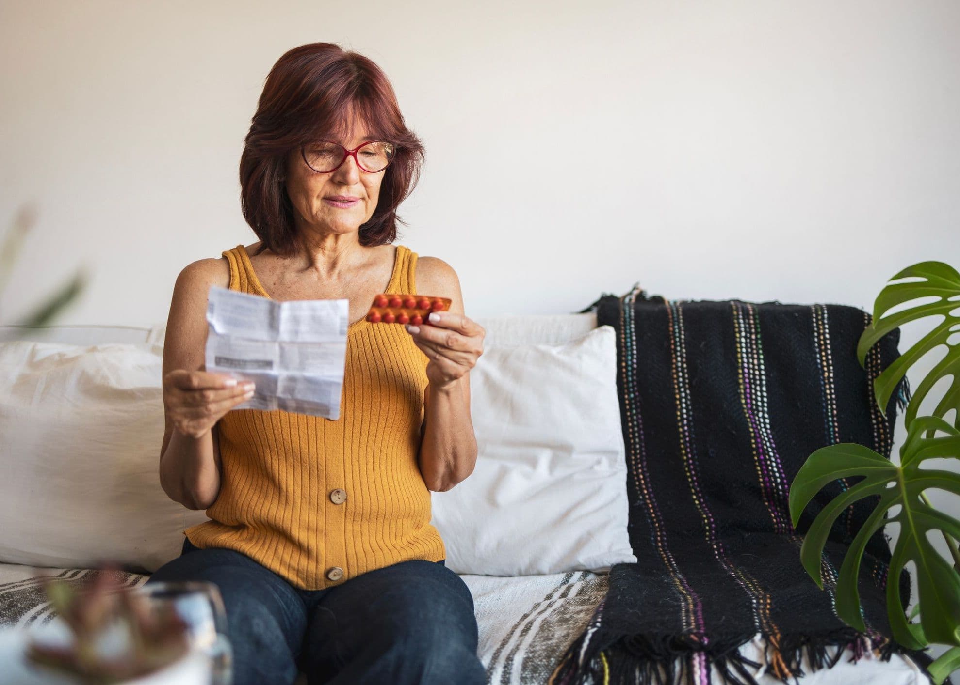Kvinna i klimakteriet som tar HRT-behandling (hormonersättningsterapi)