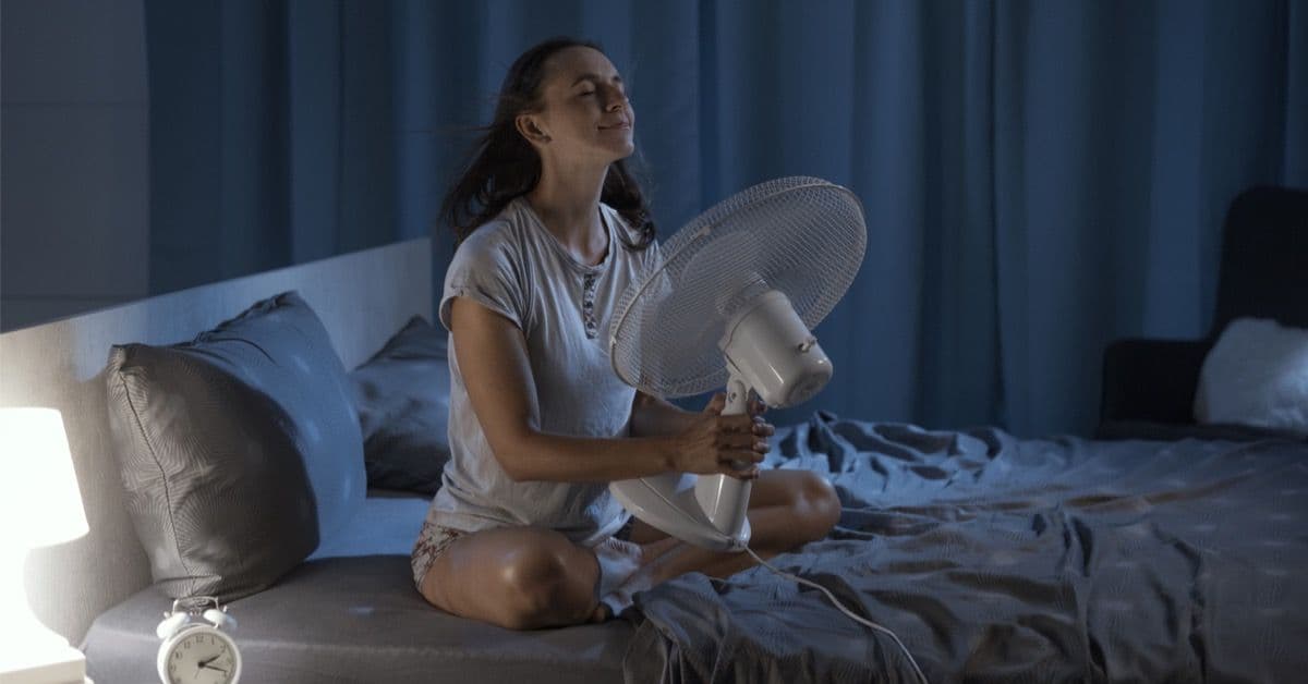 Kvinne som svetter om natten
