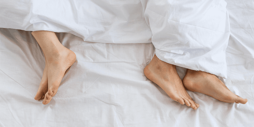 Et par uden sexlyst, der ligger i sengen med ryggen til hinanden