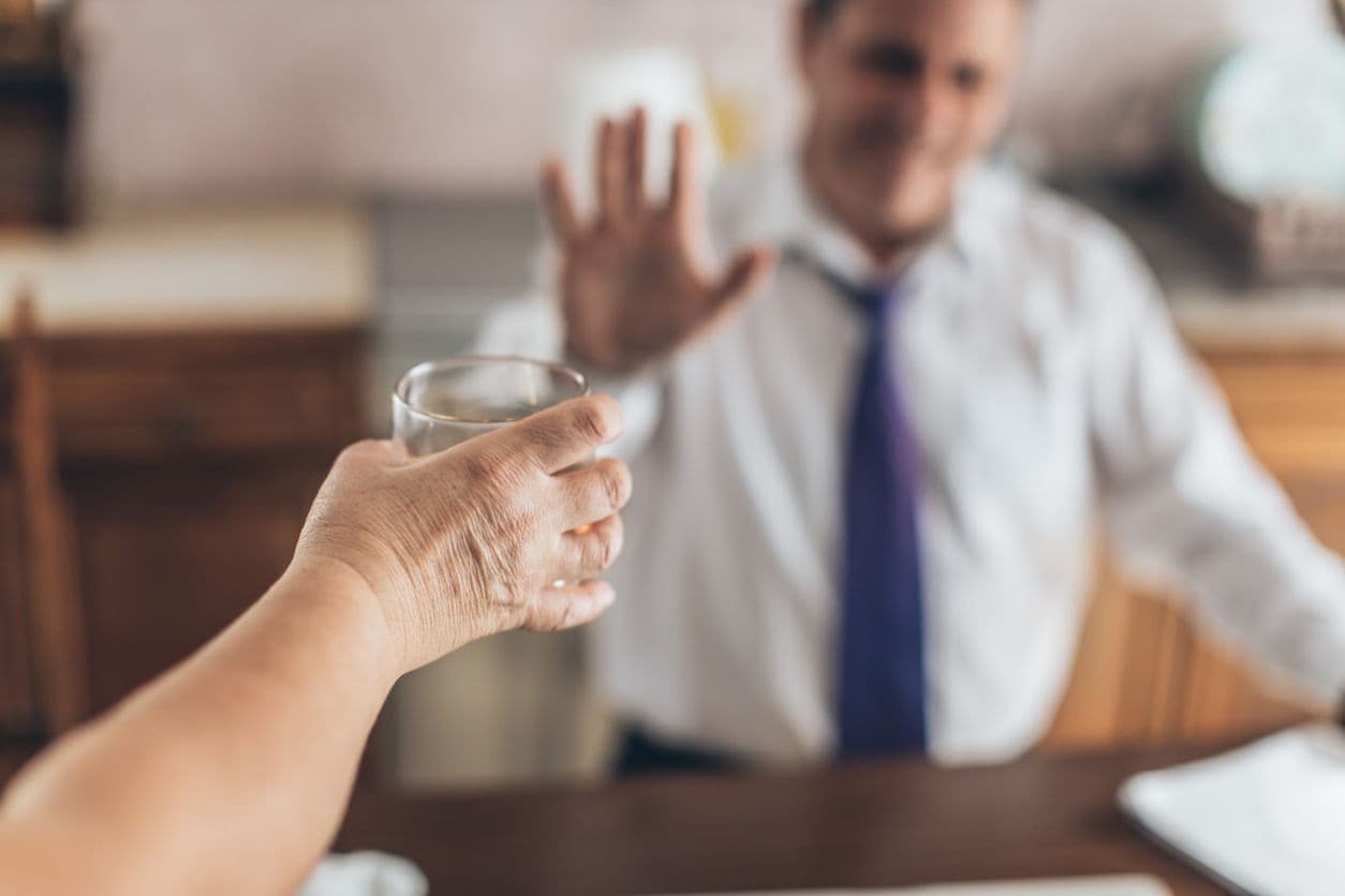 Mand der takker nej til alkohol