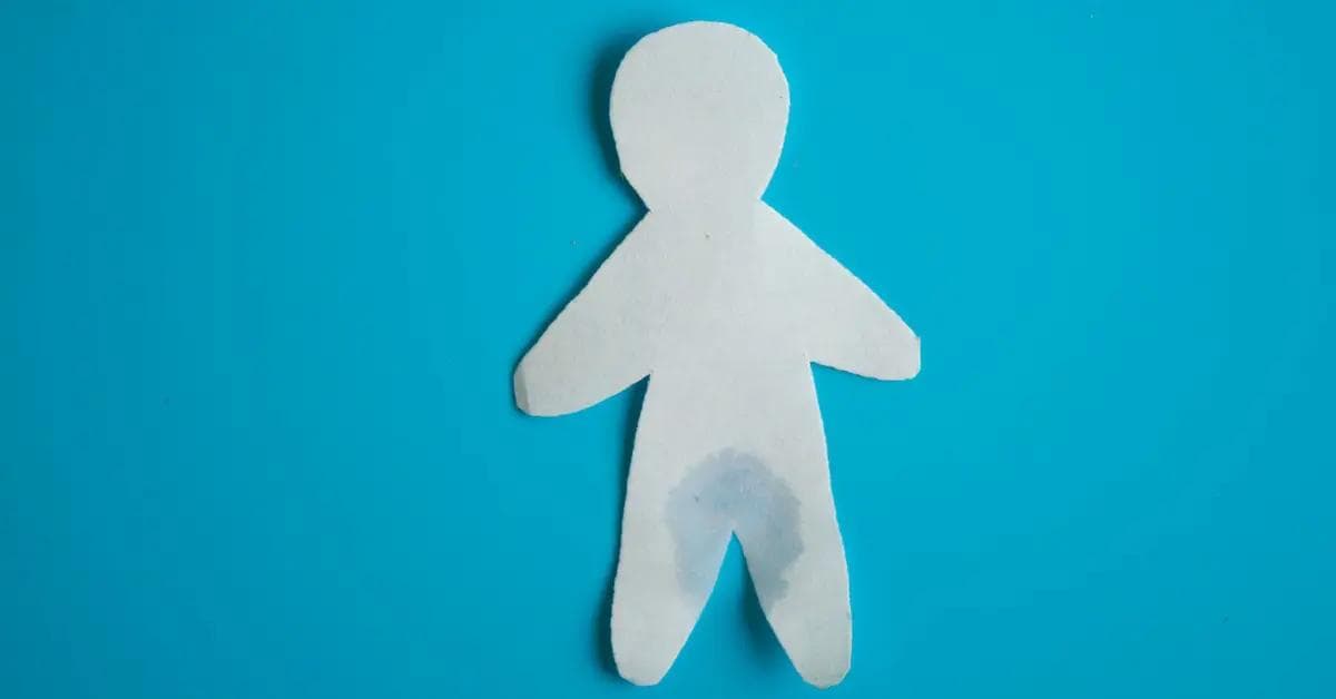Papirudklip af en mand der har tisset i bukserne