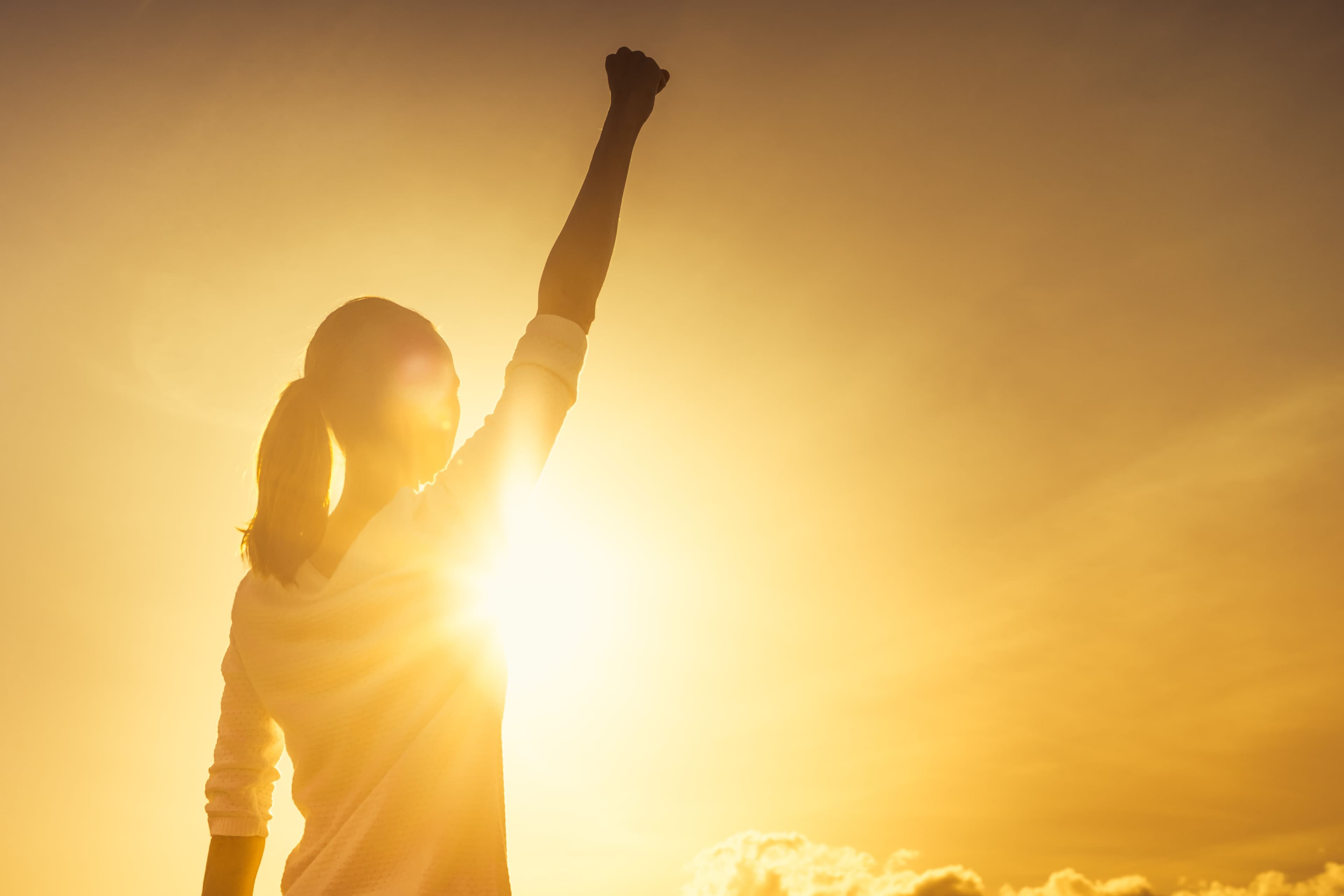 Vitamin B12 bidrager til energi - billede af energisk kvinde
