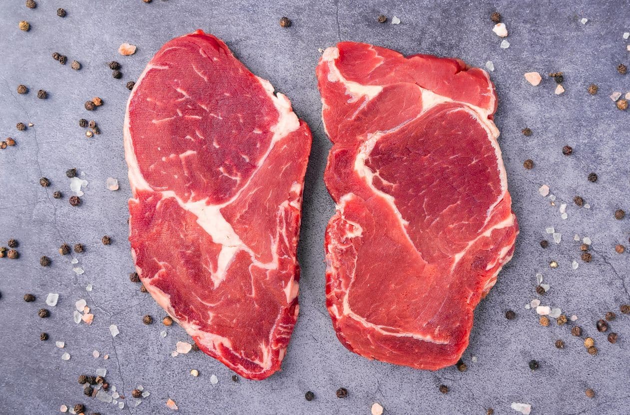 Två köttbitar på en bänkskiva