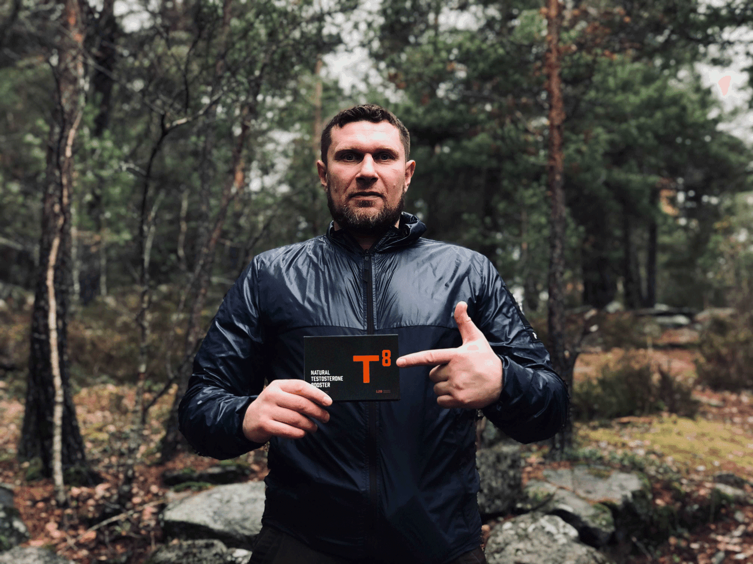 Mann iført sportsklær i skogen