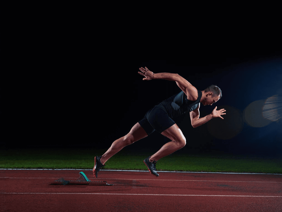 Mand der sprinter med høj fart