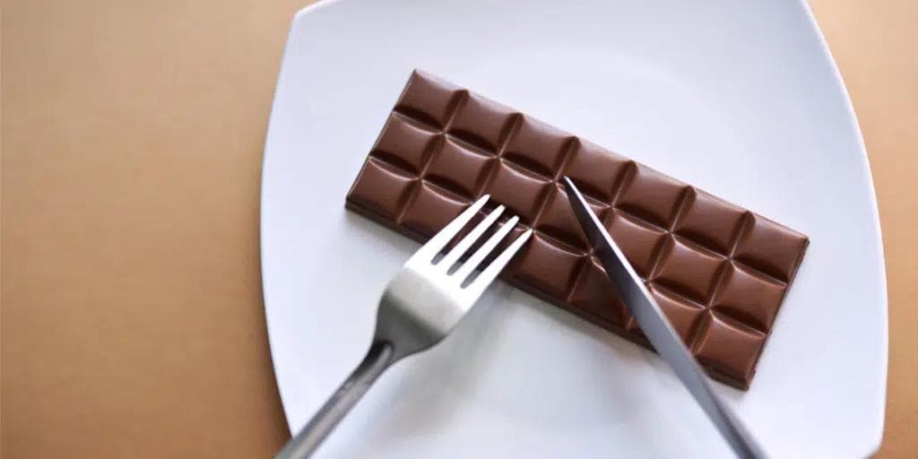 En sjokoladeplate som spises med kniv og gaffel på en middagstallerken