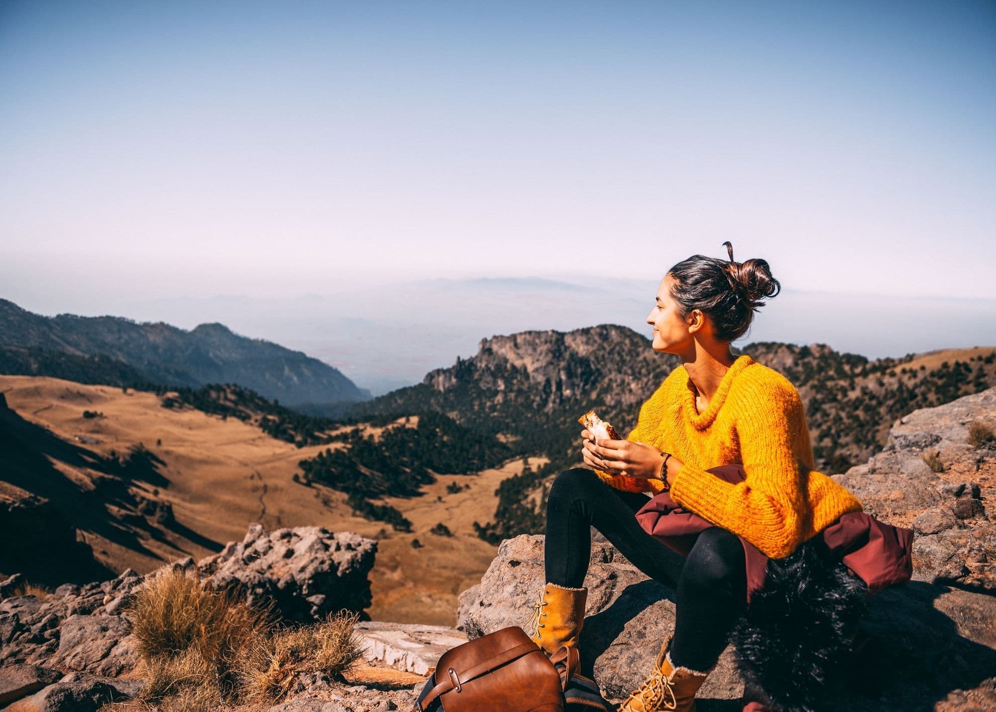 Energinen naisretkeilijä ruokailemassa