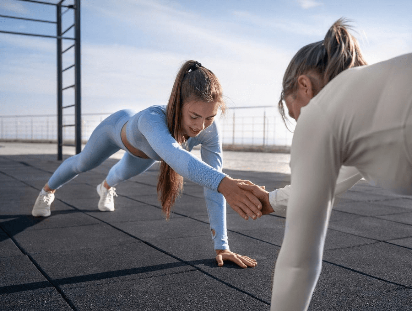 Stærke kvinder som træner udendørs
