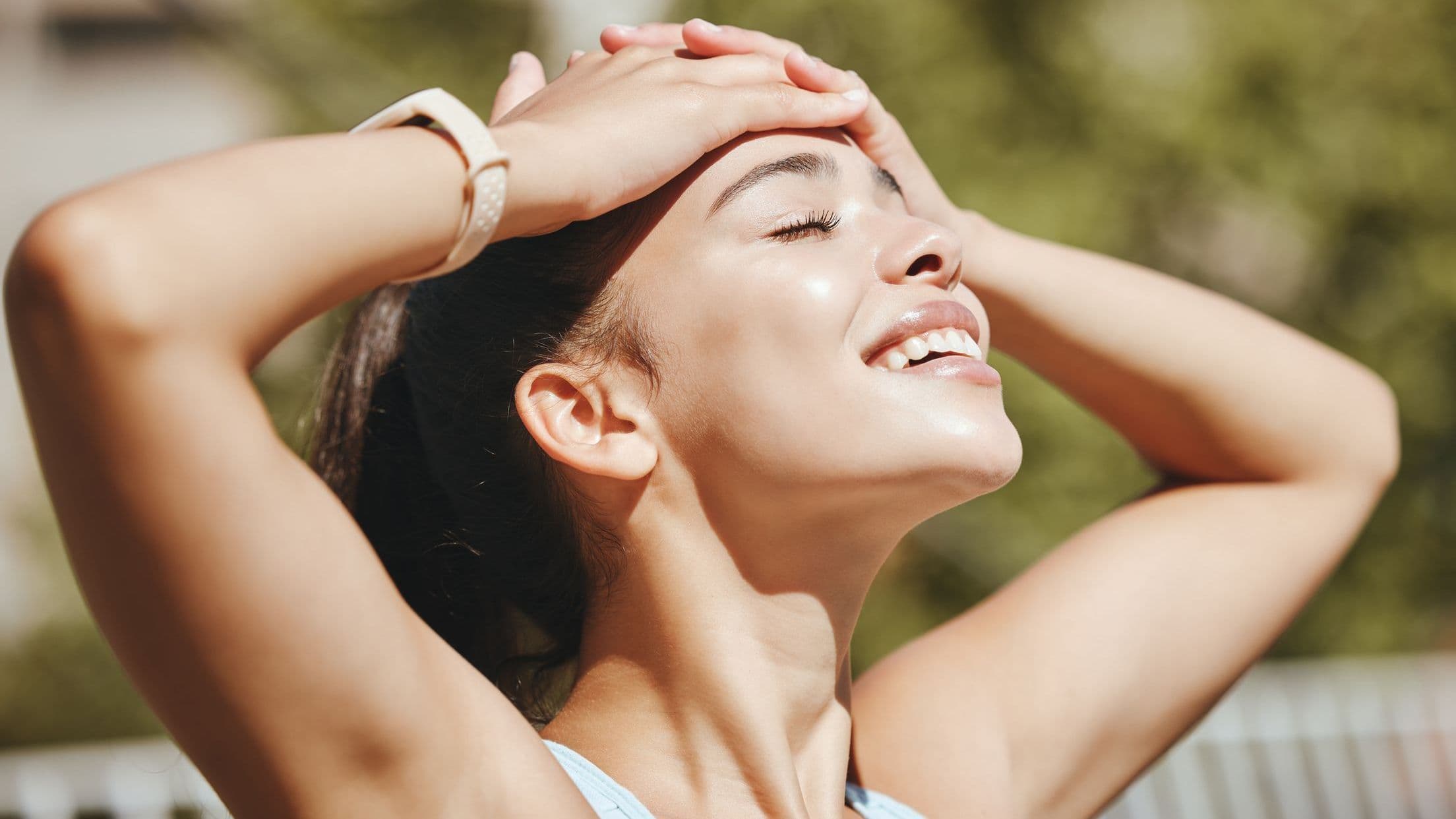 Kvinna som njuter av solen – naturlig källa till D-vitamin. D-vitamin, vad är det bra för?