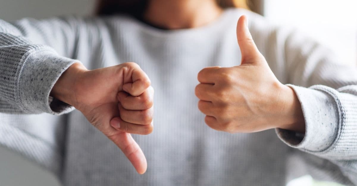 4HER anmeldelser er her symboliseret ved en kvinde, der laver thumbs up og thumbs down.