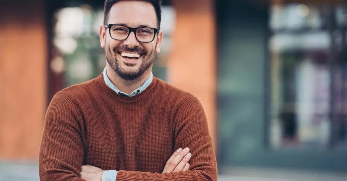 Smilende midaldrende mand