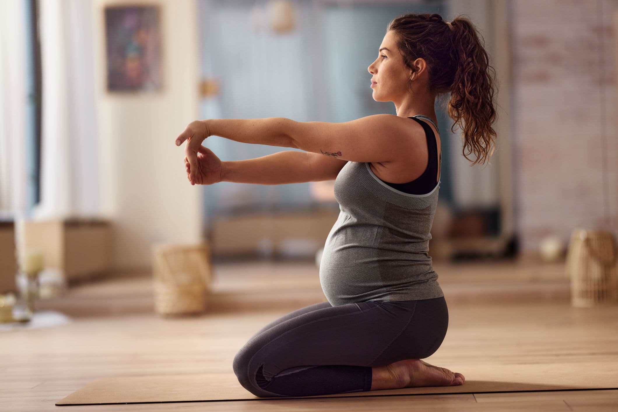 Gravid kvinde laver yoga