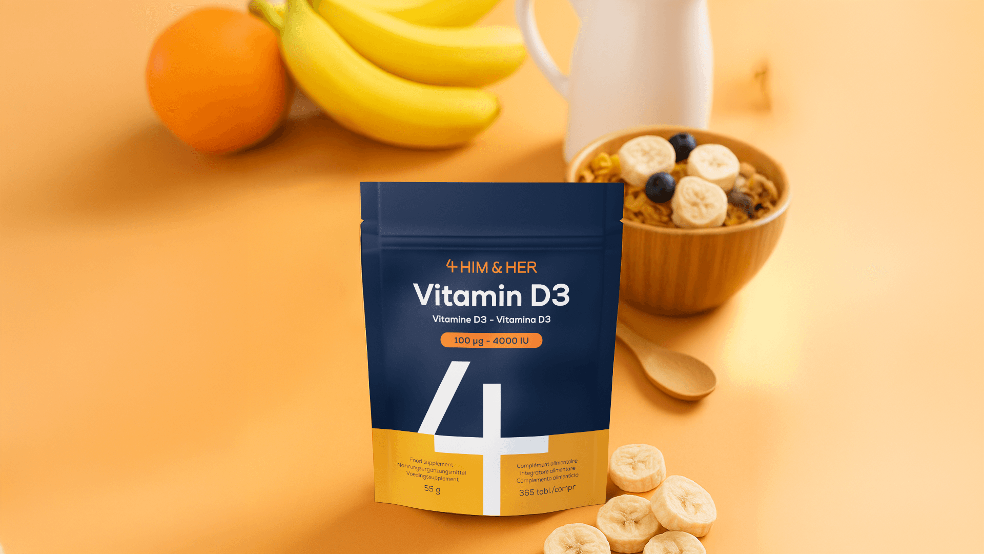 4HIM&HER Vitamin D3 kosttillskott bredvid en skål med flingor med frukt och bär – ett enkelt sätt att få i sig vitaminet till frukost.