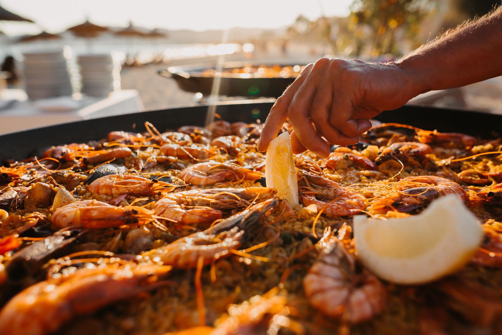 Tillagning av paella med saffran