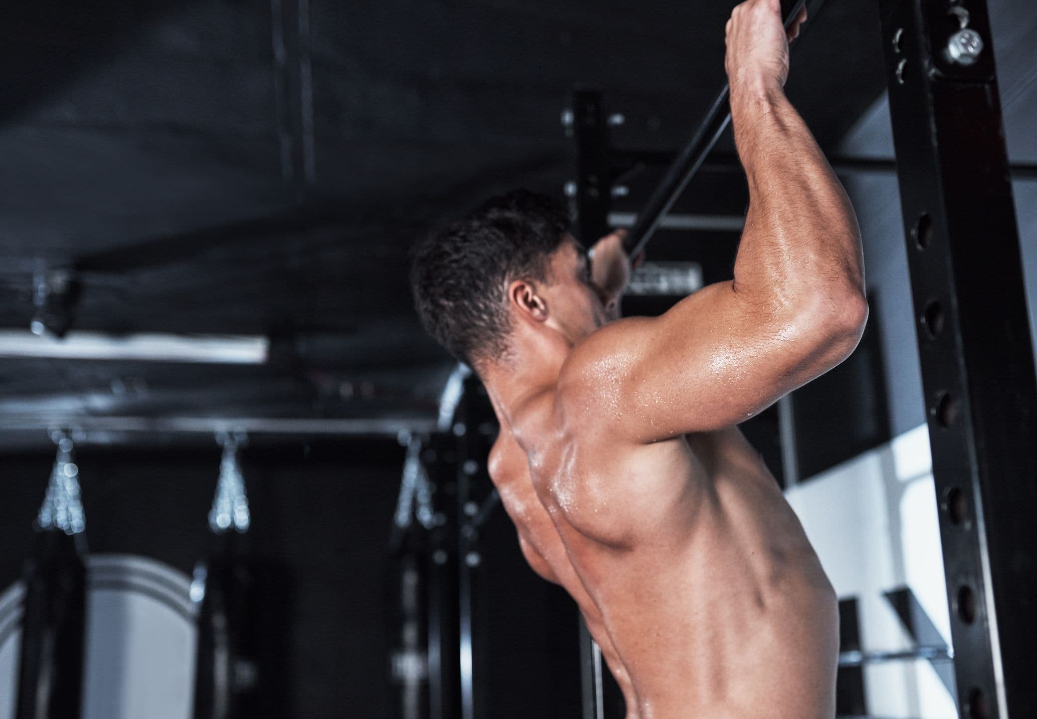 En man som tränar pull ups