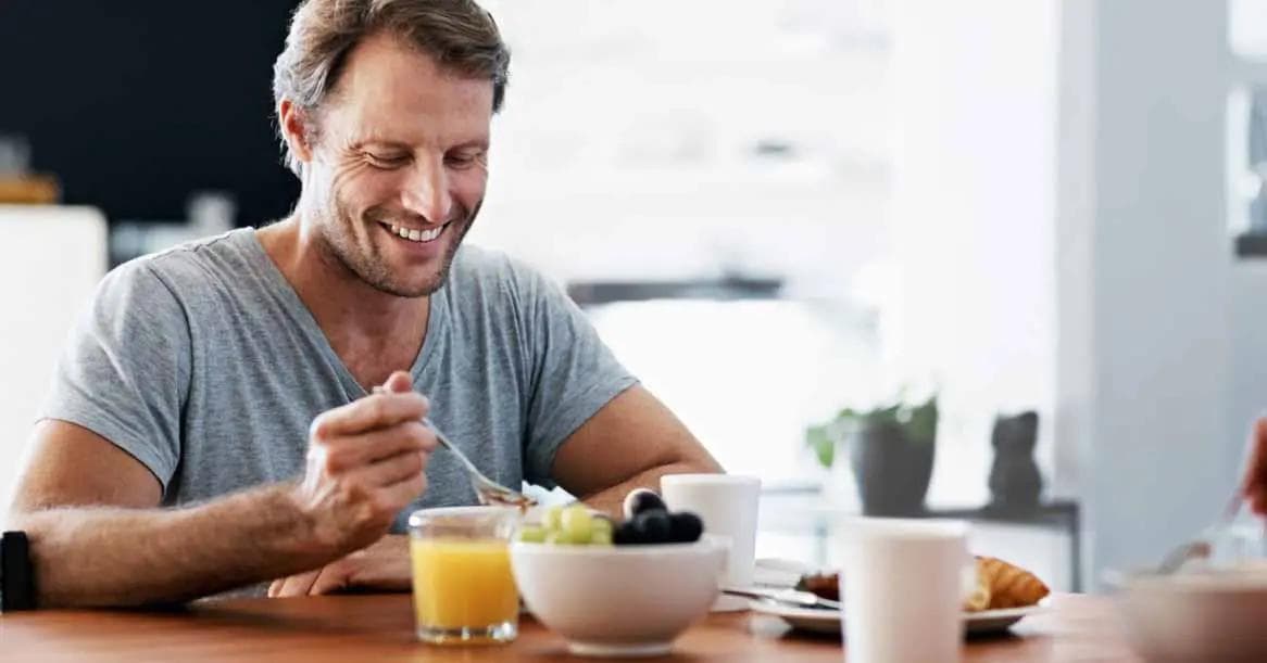 Mies syö terveellistä ruokaa eturauhaselle