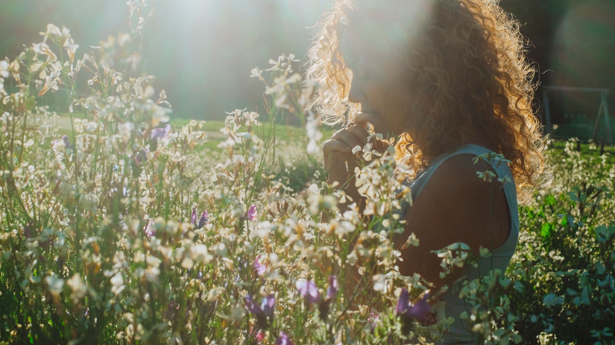 Kvinde omgivet af blomster