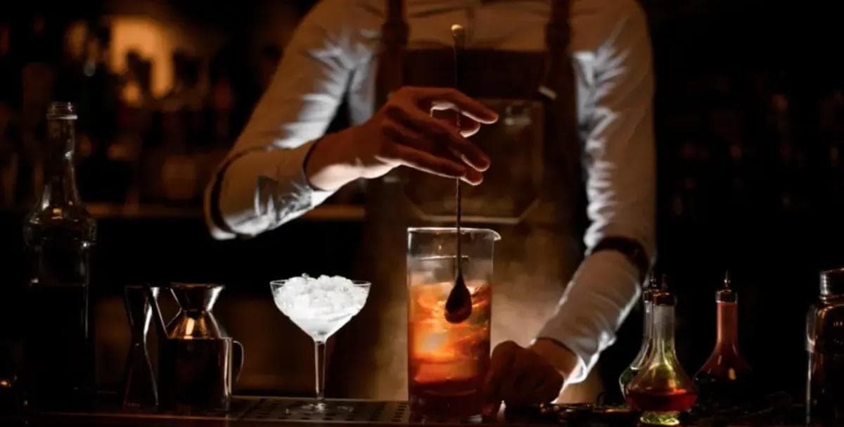 Man som blandar en drink