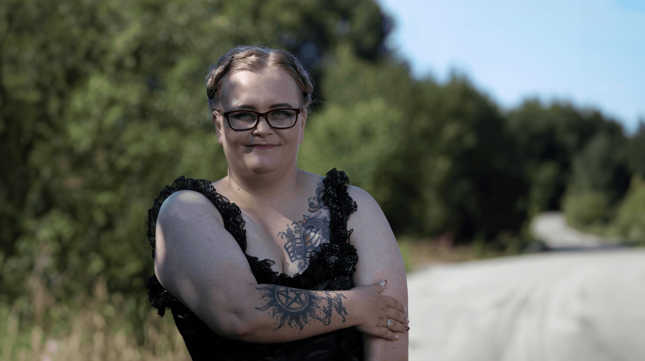 Ung kvinne i svart kjole