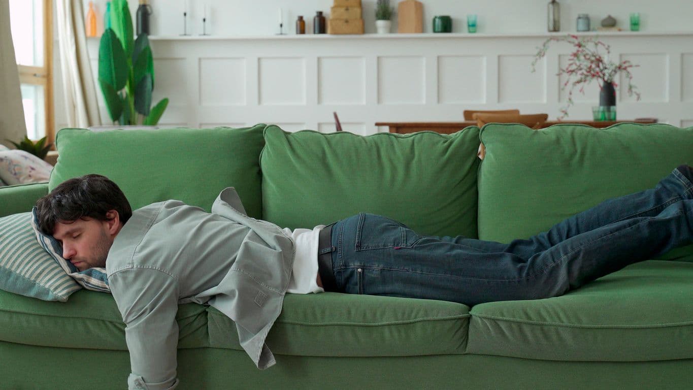 Mand der sover på sofaen