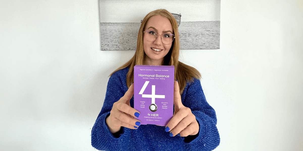 Essi-Janina med en æske 4HER Hormonal Balance