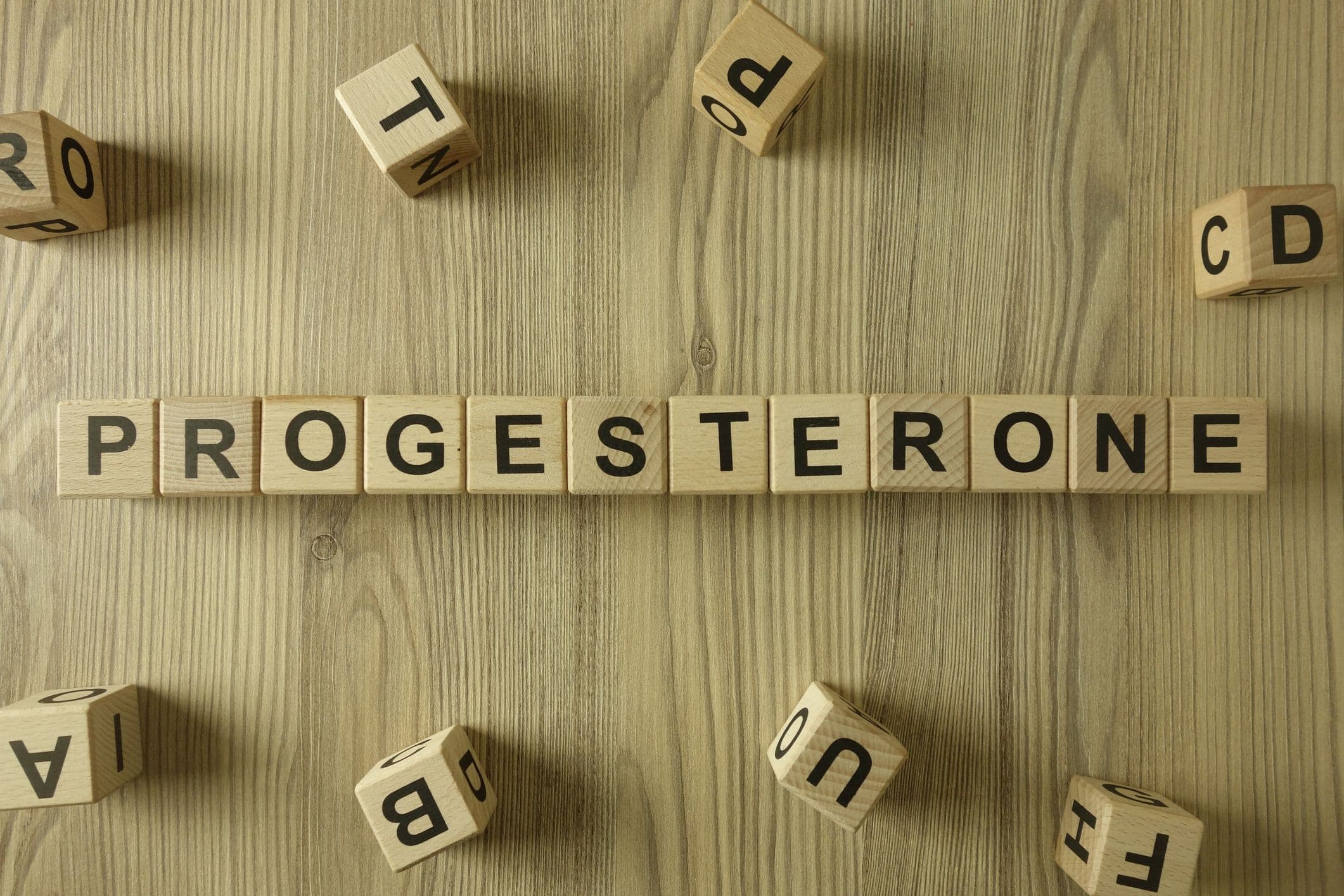 Terninger som er satt sammen til ordet progesteron