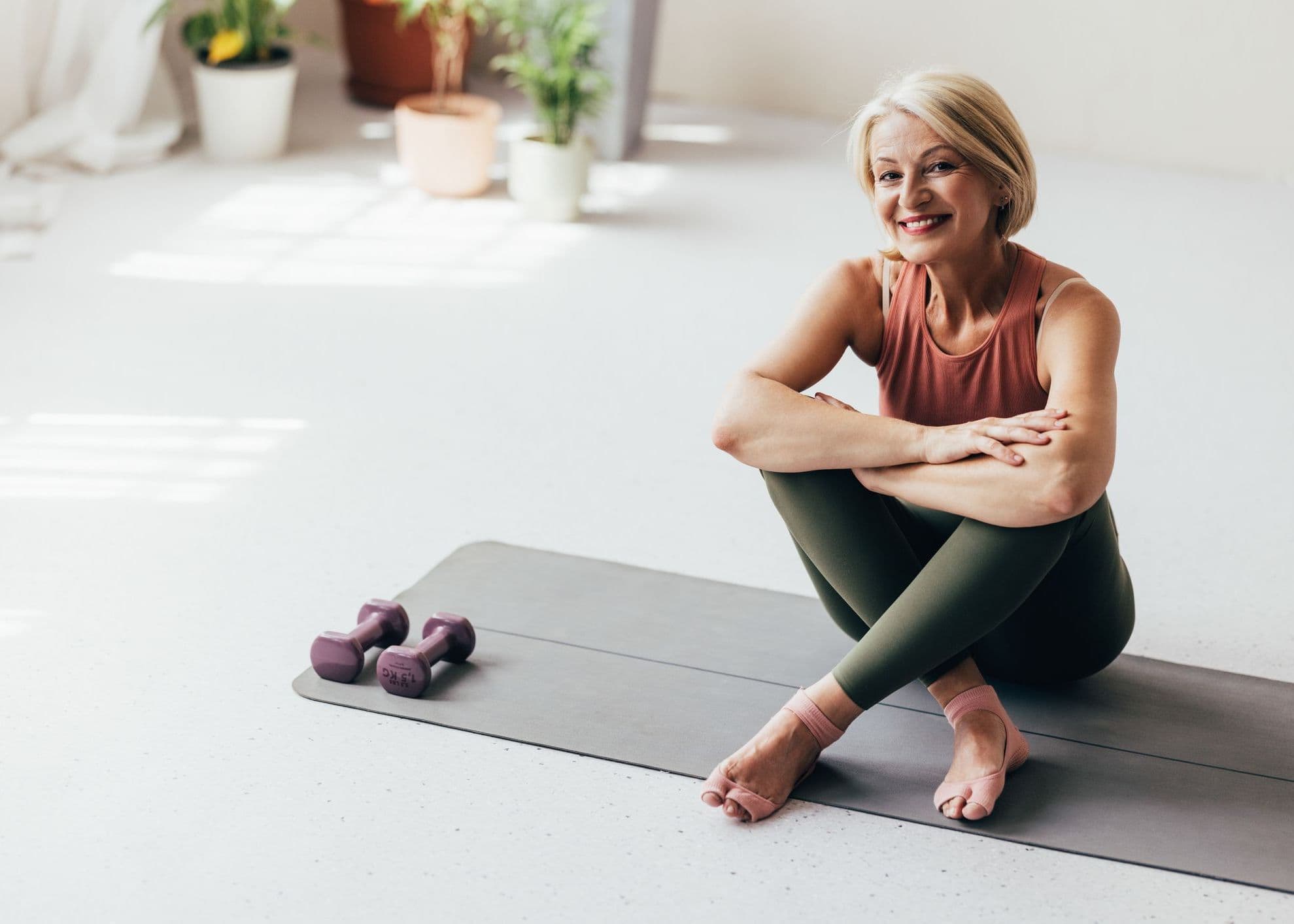 Kvinna i klimakteriet som styrketränar