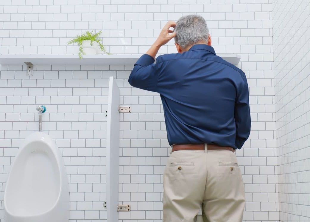 Mand på toilet, som har svært ved at tømme blæren helt