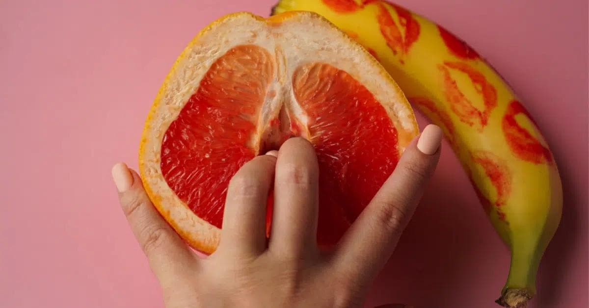 En delt grapefrugt skal forestille en vagina eller skede.