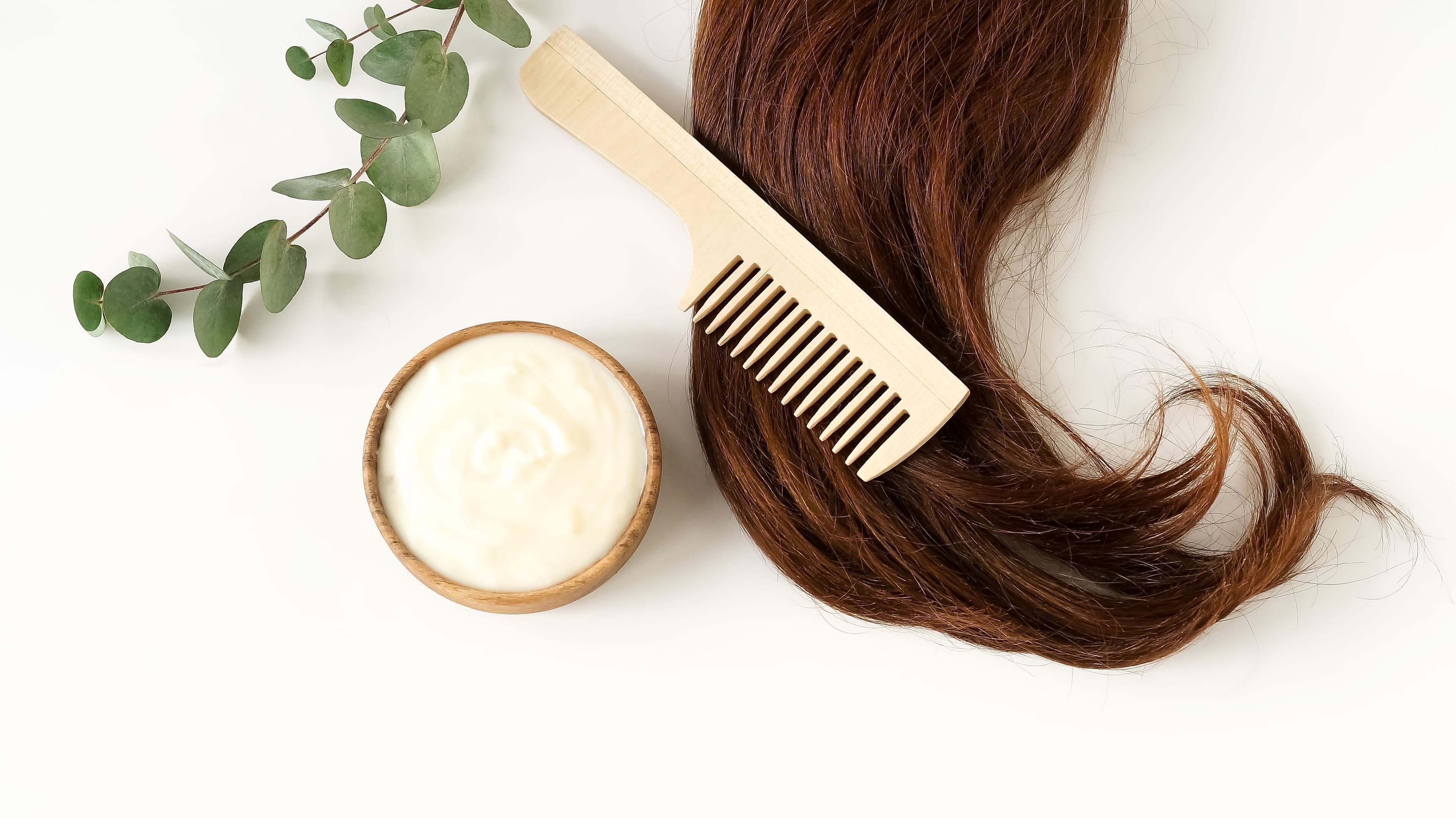 Hiuskiehkura, kampa ja hiusnaamio – symboloivat erilaisia menetelmiä hiusten kasvun nopeuttamiseksi.